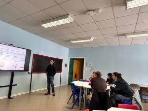 “Quando l’Intelligenza Artificiale Pensa come Noi. Segnali di strutture quantistiche nel linguaggio”